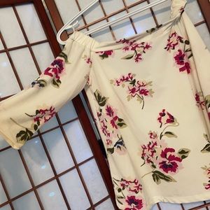 🛍️5 for $20🛍️ Off The Shoulder Floral Top